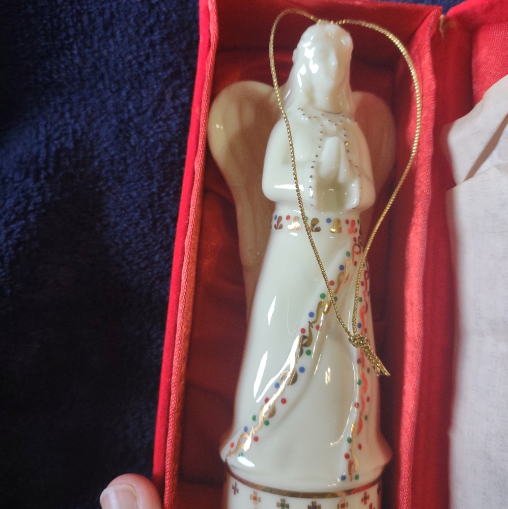 Madison Avenue Porcelain 2000 Musical Angel Ornament Plays Silent Night